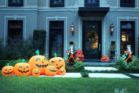 Top-10-Best-Outdoor-Halloween-Decorations